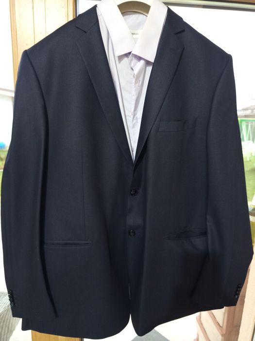 Продавам мъжки костюм