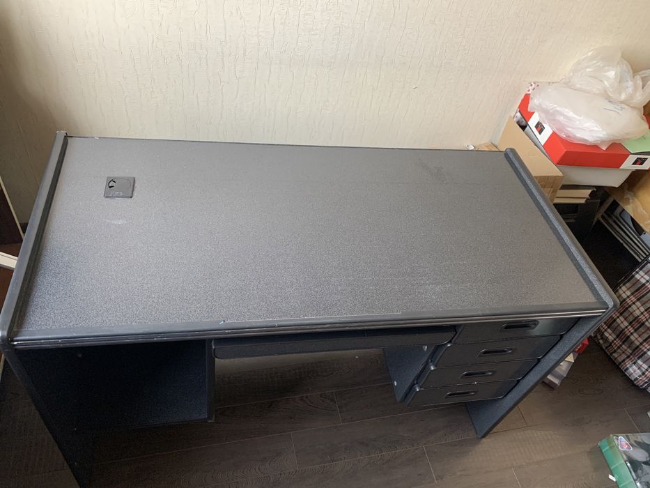 Стол для офисной работы