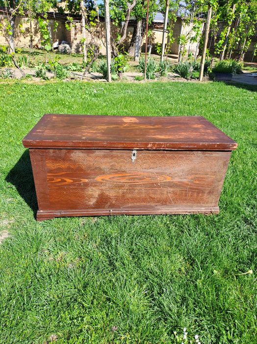 Дървен старинен сандък