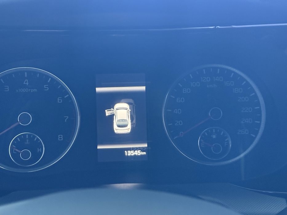 Kia K5 2024 mokriy asfalt, 3 pozitsiya