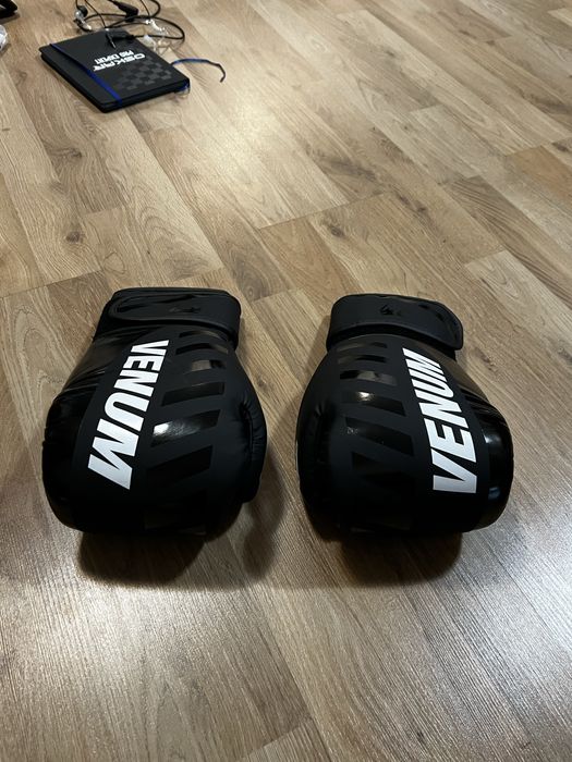 Manusi box Venum challenger, black, 12 oz.