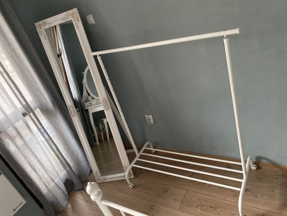 Поставка за закачане на дрехи