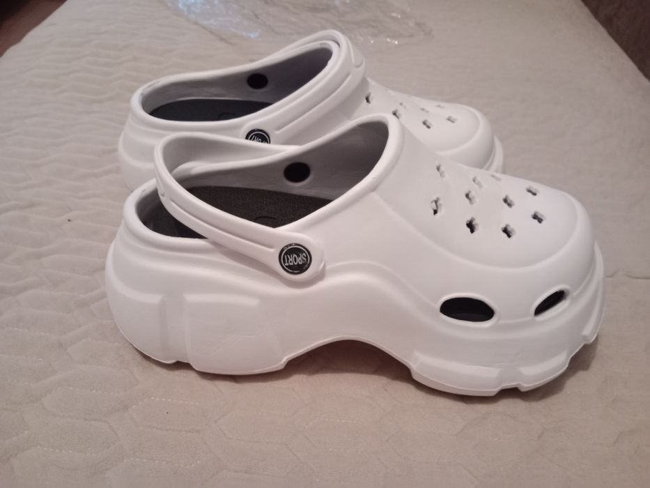 Медицинские кроксы.