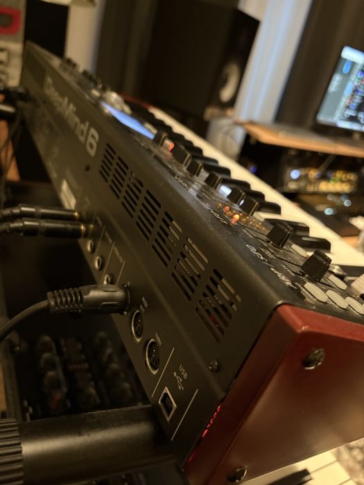 Sintetizator analog Behringer DeepMind 6