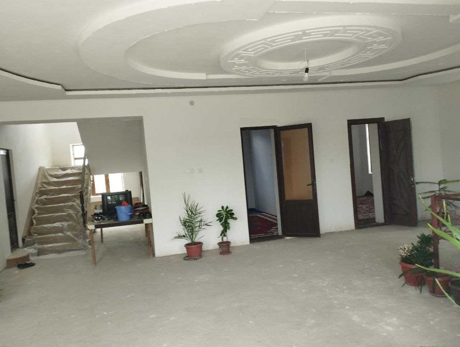 Uy sotiladi 2 qavatli 10 xonali  6 sotxli hovlisi bor