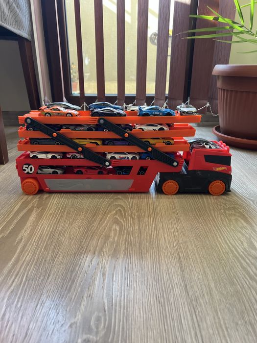 Hot Wheels комплект – камион + много коли