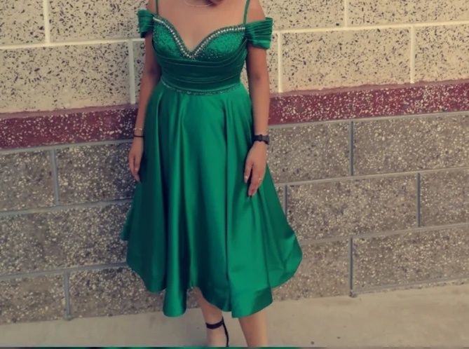 Vând rochie potrivită pentru diverse ocazii