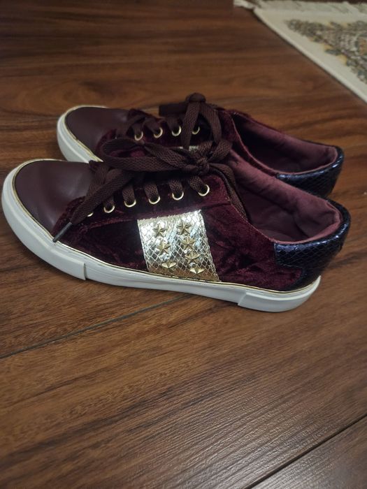 Adidasi guess marimea 36