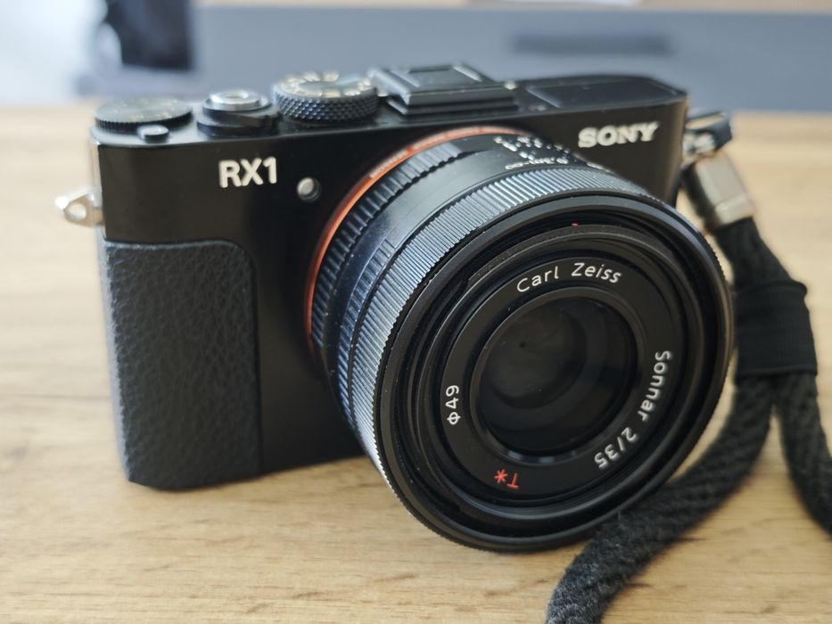 Sony RX1 (Full-Frame, Zeiss Sonnar 35/2)