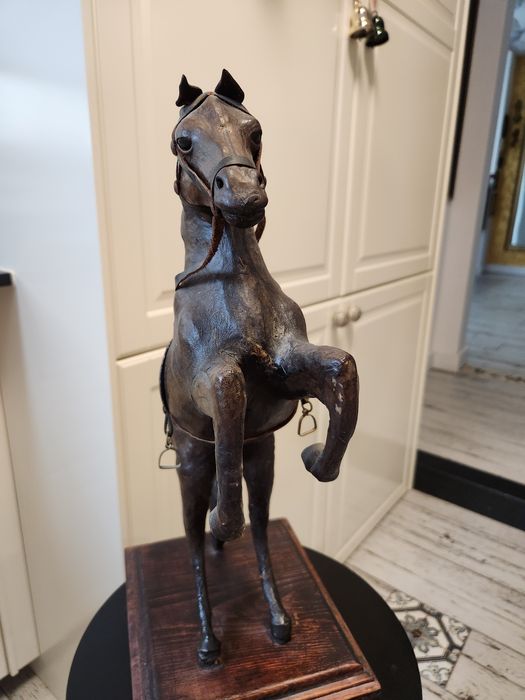 Винтидж кожена скулптура на конче