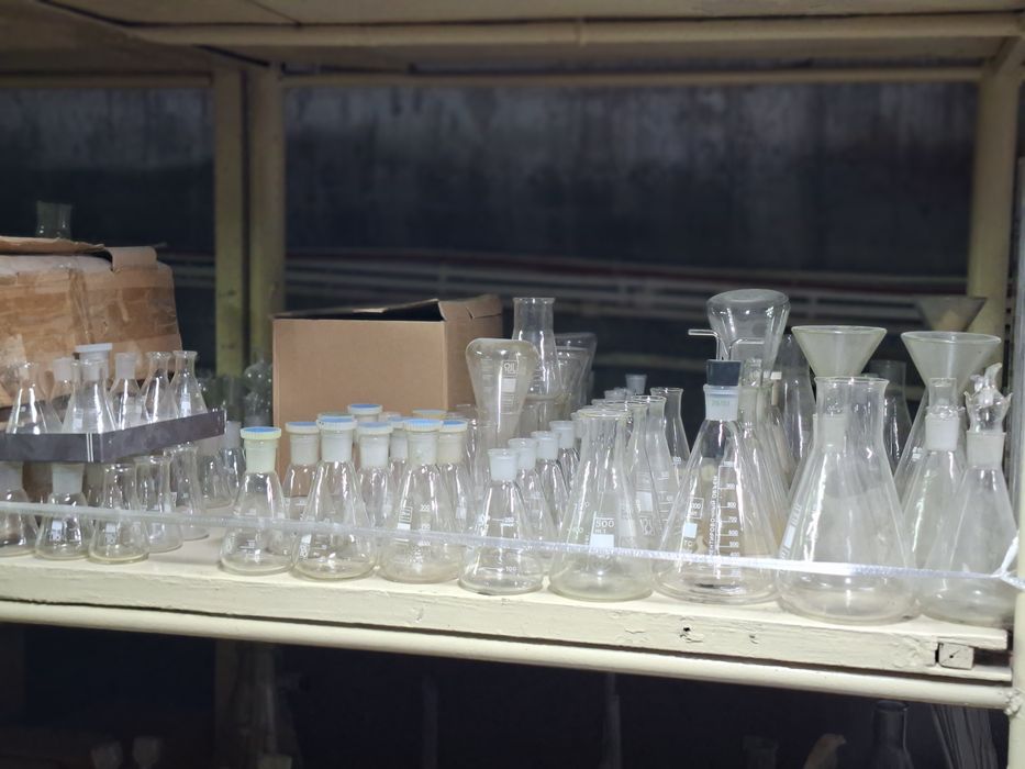 Колба мерная и коническая.