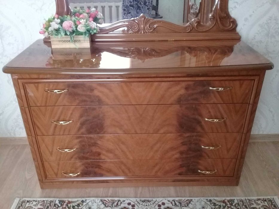 Продам спальный гарнитур