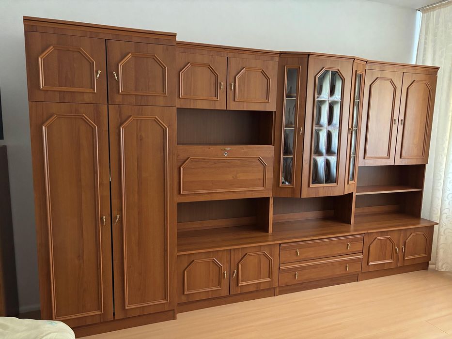 Vand mobilier din lemn