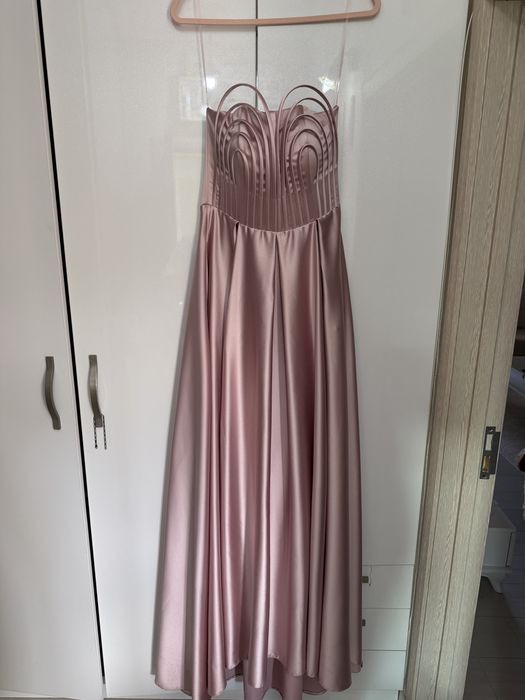 Нежна розова сатенена рокля с тънки презрамки