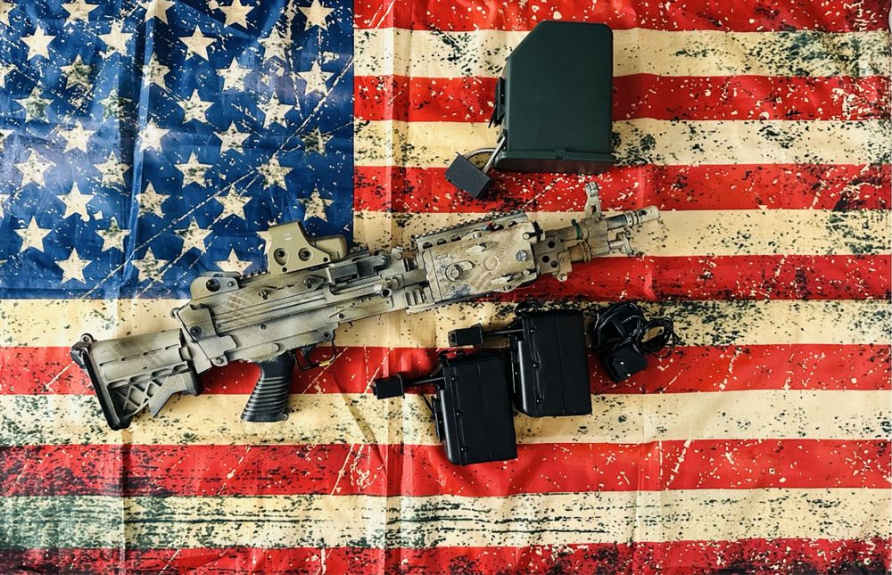 Replica LMG Airsoft M249 cu upgrade-uri