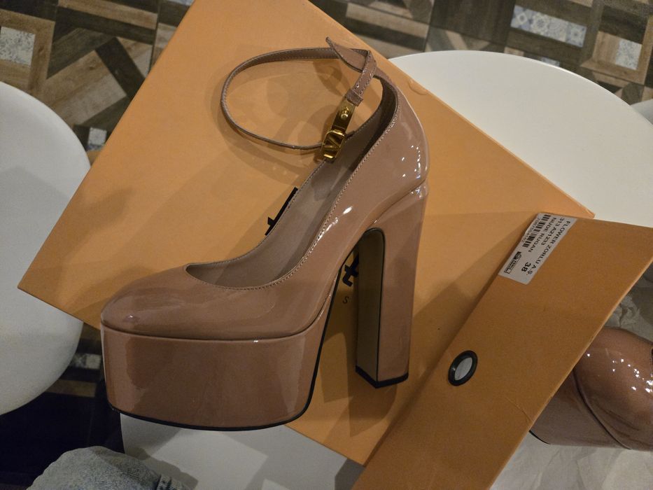 Официални обувки на висок ток в  бежов цвят