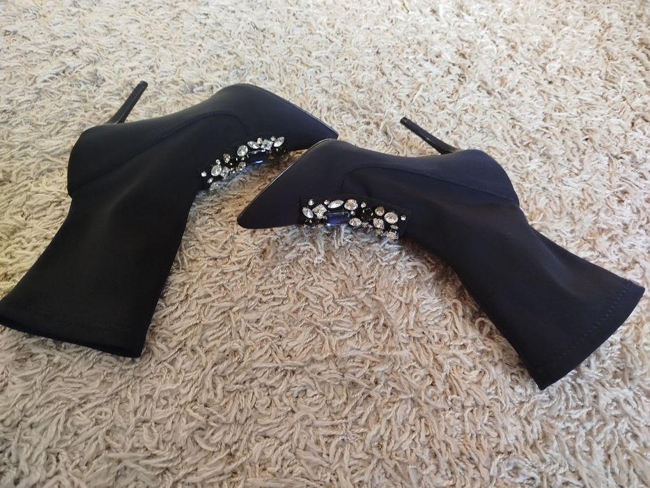 Боти с уникална бродерия от изкуствени камъни