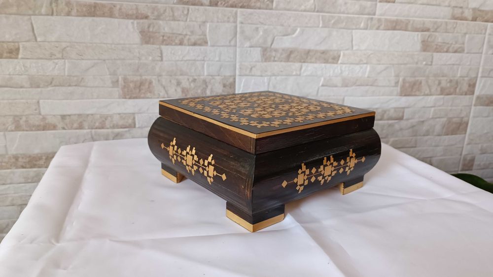 Стара дървена кутия за бижута - украсена с фурнир - №2