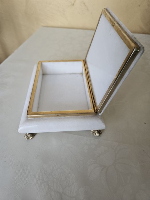 Бяла мраморна кутия .