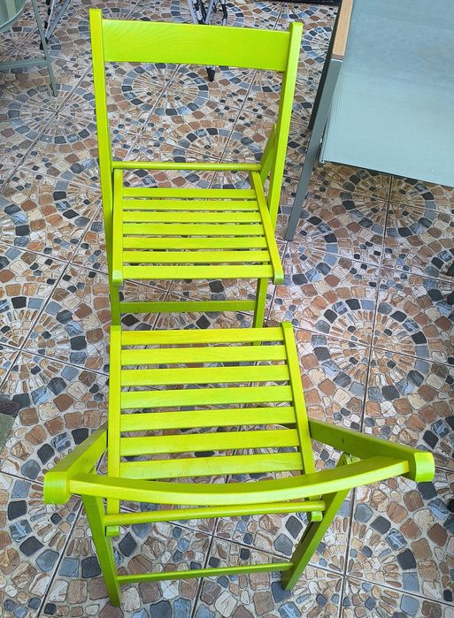 Vând două scaune pliabile verzi, din lemn tratat împotriva umezelii
