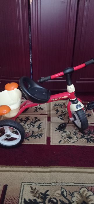 Yosh bolalar velosipedi hali yangi kafoladlangan