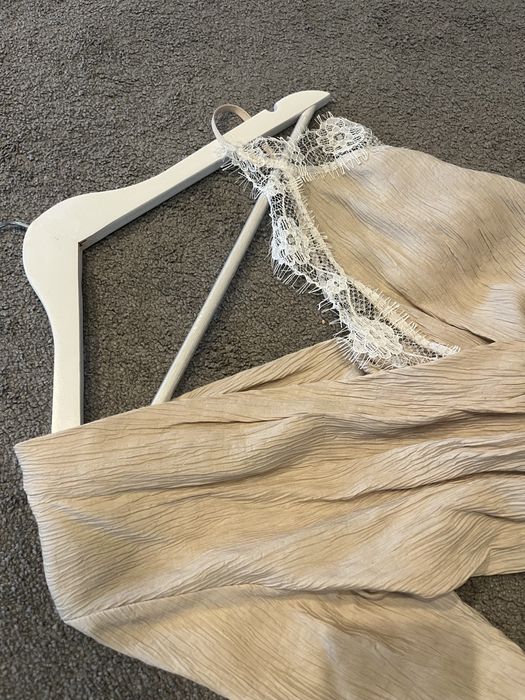 Vand bluza Zara, NOUA, model deosebit, marimea XS
