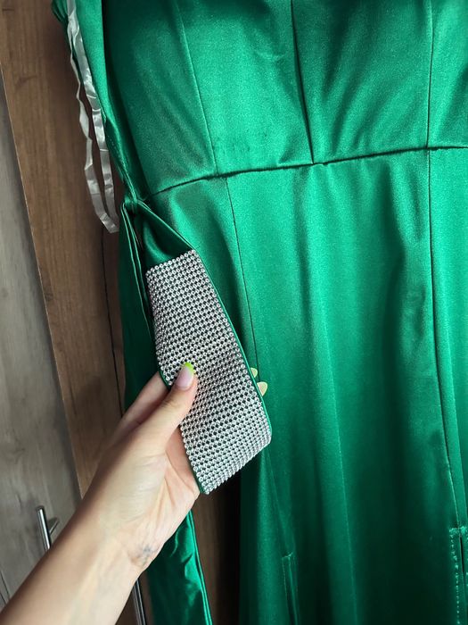 Vând/ Închiriez rochii pentru diferite evenimente