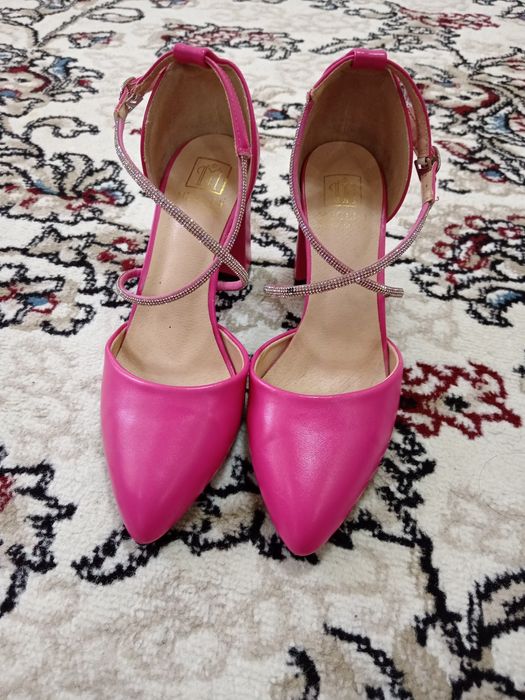 Tufli malinoviy rangli