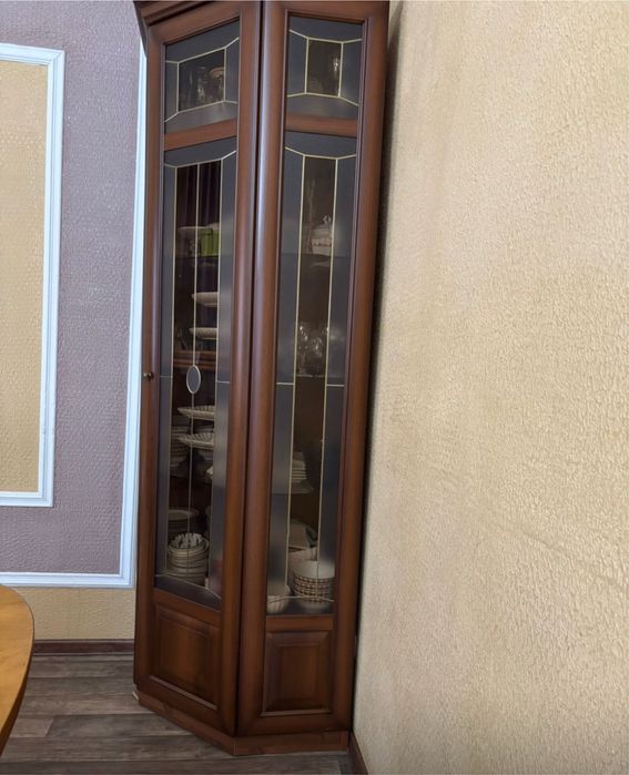 Продам угловой сервант