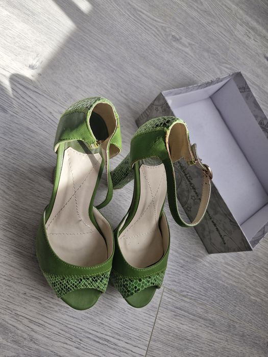 Босоножки из экоматериала 36 размер