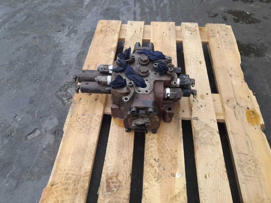 Distribuitor Hidraulic Hitachi 21220-53023 incarcator frontal Fiat Hitachi W190