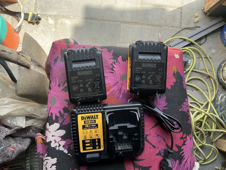 Vind Dewalt  set 2acumulatori 5ah si incarcator 2024
