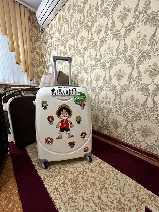 Чемодан почти новый