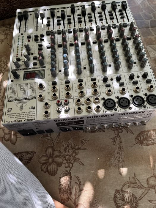 Behringer Eurorack UB1622FX-PRO микшерный пульт