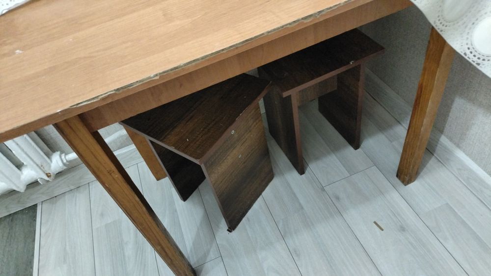 Стол кухонный и три табуретки