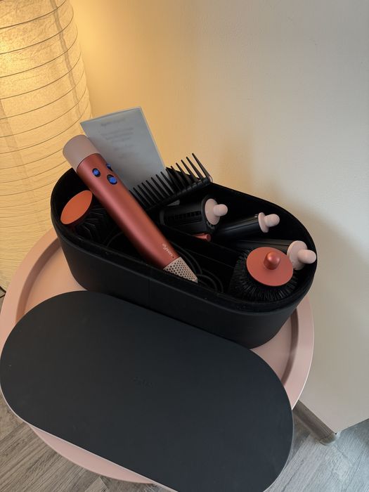 Dyson AirWrap varianta Long, foarte putin folosit, toate accesoriile