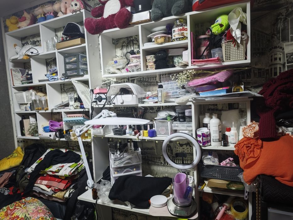 Продам школьный стол, настенные полки