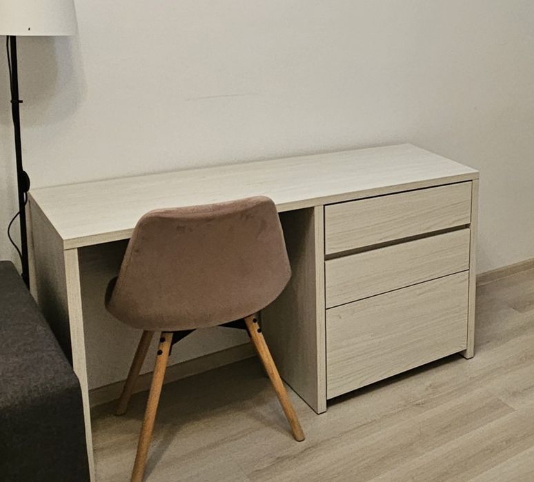 Vând birou  alb/crem