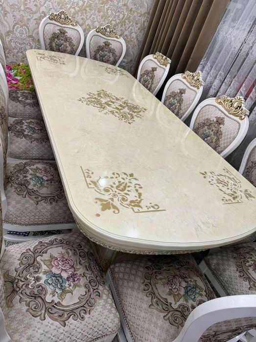 Стол и стулья для зала