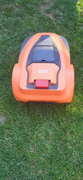 Robot tuns iarba
