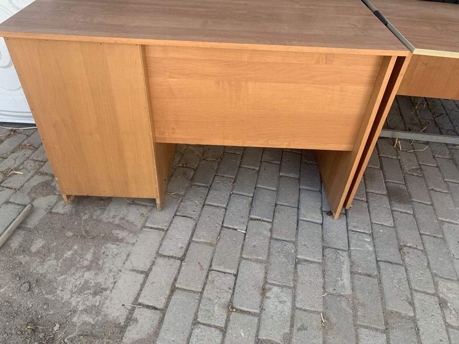 Два стола из твердой древесины