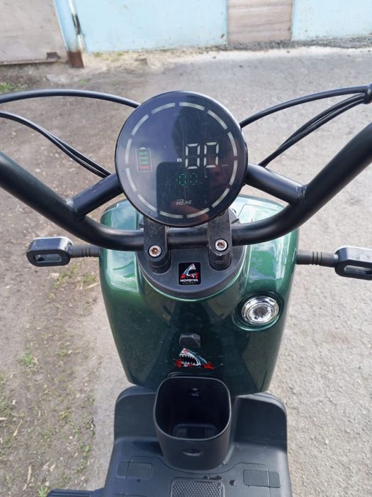 Продам электроскутер танк 109