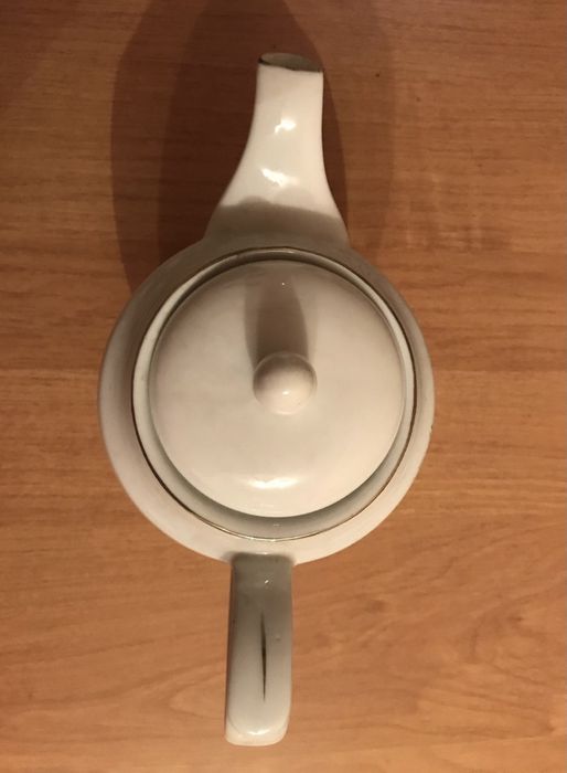 Чайник  и два блюда фарфор