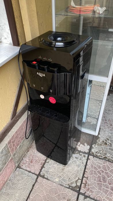 Кулер с водой.