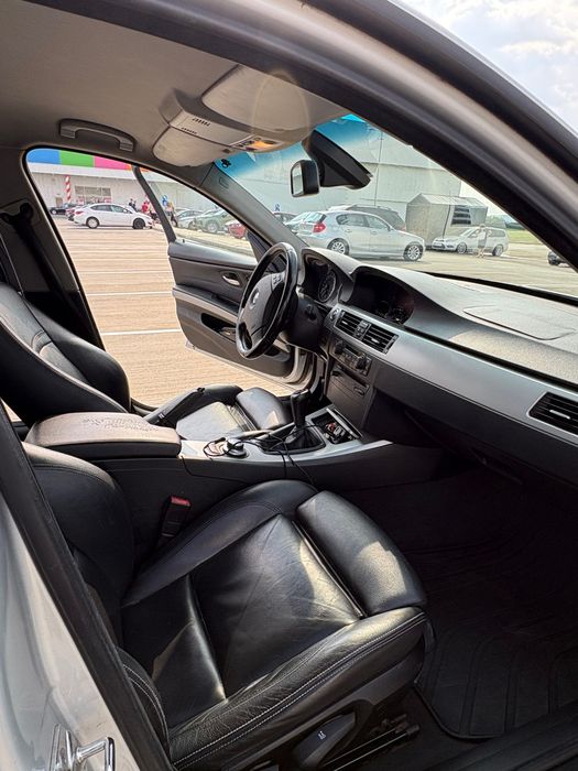 BMW    E90 318D.