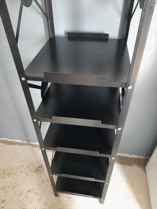 Vând raft metalic culoarea neagra foarte rezistent