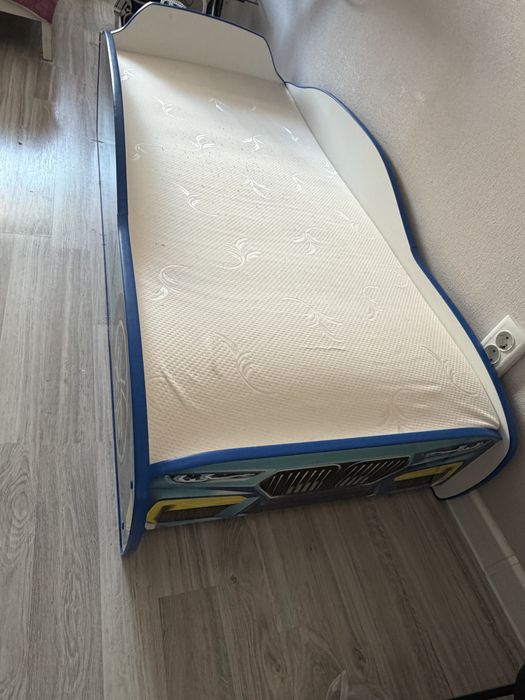 Детская кровать машина