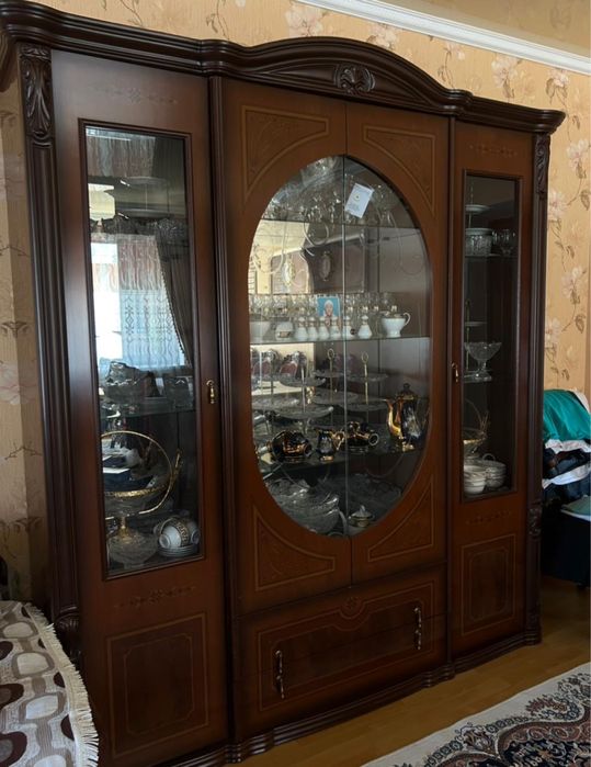 Сервант и шкаф с комодом