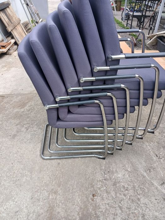 Продавам две маси и 6 стола