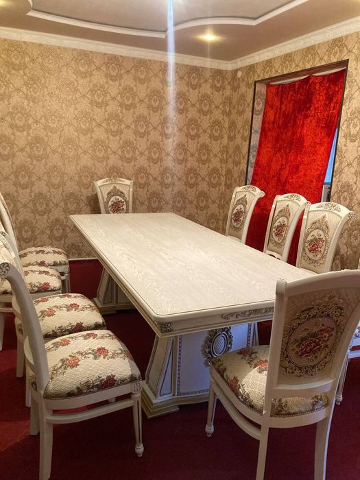 Продам стол и стулья в идеальном состоянии